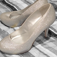Zapatos de tacón brillantes image