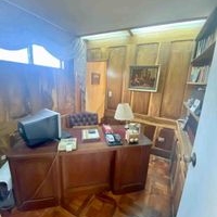 Escritorio de madera clásico image
