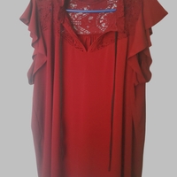 Blusa roja con encaje. image