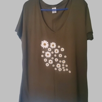 Blusa verde con estampado de margaritas. image