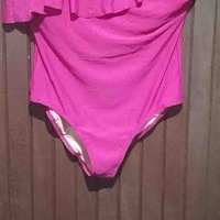 Traje de baño rosa de un solo hombro image