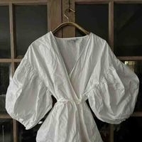 Blusa blanca con mangas abullonadas image