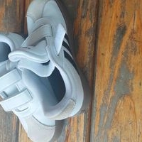 Tenis deportivos con velcro talla 27 niño 👦 image