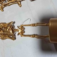 Figura decorativa de esqueleto dorado image