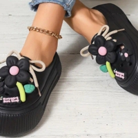 Tenis casuales con diseño floral image