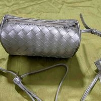 Bolso plateado tejido image
