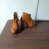 Botines de cuero con tacón alto image