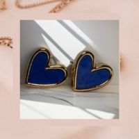 Elegantes aretes de corazón image