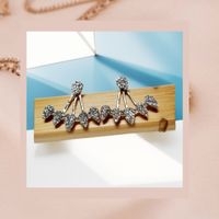 Elegantes aretes de lágrima image