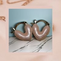 Elegantes aretes de corazón image