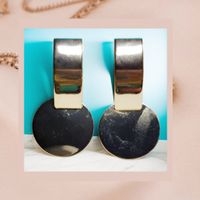 Elegantes aretes dorados image