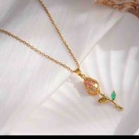 Collar dorado con colgante de flor image