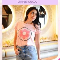 Camiseta rosada con diseño floral image