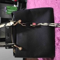 Bolso de mano negro con detalles dorados image