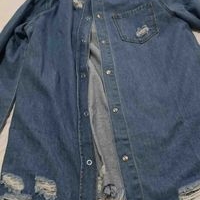 Camisa de mezclilla desgastada image