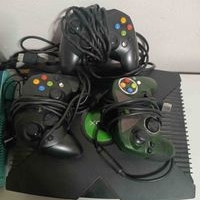 Consola Xbox clásica con controles image