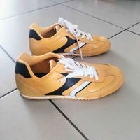 Tenis deportivos amarillos image