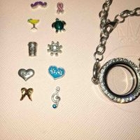 Pulsera casual con accesorios image
