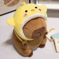 Peluche de capibara con gorro de pollito image