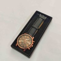 Reloj analógico con correa de cuero image