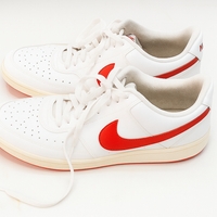 Tenis Nike con logo rojo image