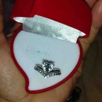 Anillo de compromiso con piedra en forma de corazón image