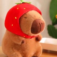 Peluche capibara disfrazado de fresa image