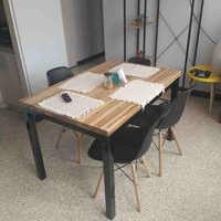 Mesa de comedor de madera con estilo industrial image