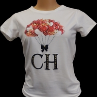 Camiseta blanca y negra con diseño CH image