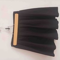 Falda negra plisada image