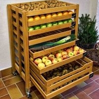 Estante de madera con ruedas image