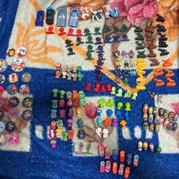 Colección de juguetes y fichas image