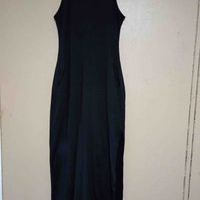 Vestido largo negro sin mangas, con abertura del lado izquierdo y bolsas a ambos lados. Talla M-L image