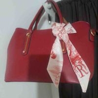 Bolso rojo con pañuelo image