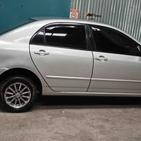 Automóvil sedán plateado image